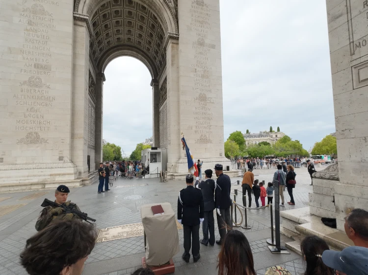 Arc_de_Triomphe_Tribute_to_the_soldiers