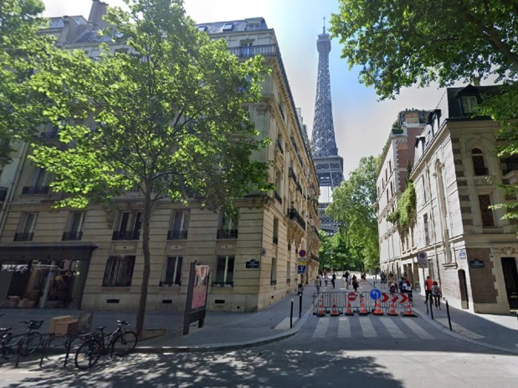 Rue_de_luniversité_Eiffel_Tower_Paris